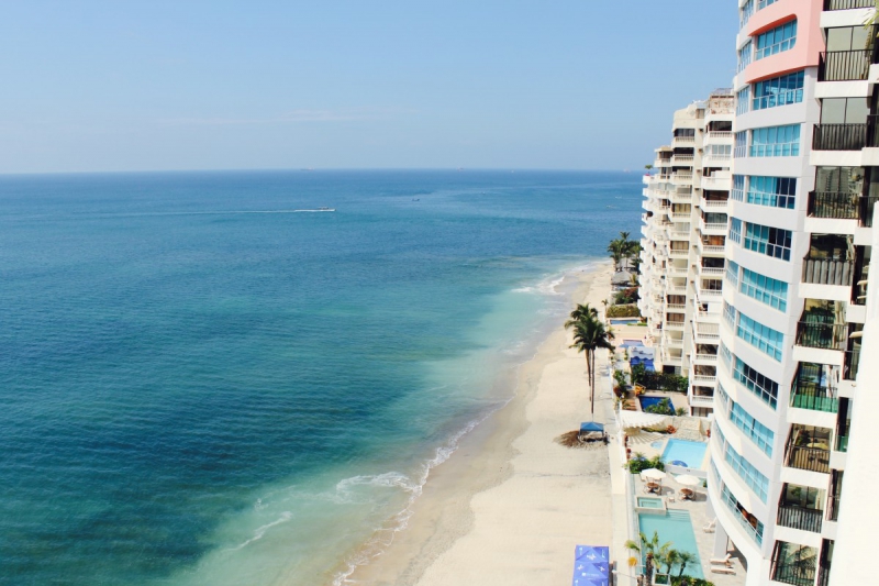 chambre-hote-TOURRETTE LEVENS-min_beach_ocean_shore_hotel_palm_tree-33726